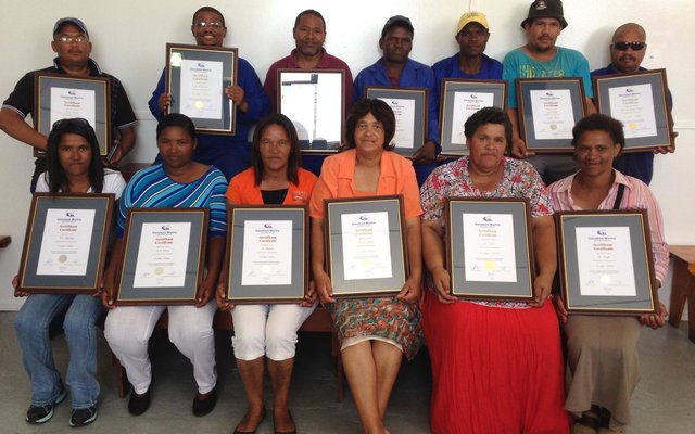  ‘n Deel van Gansbaai Marine se personeellede wat trots hulle langdienssertifikate vertoon (Foto: Hennie Ritter )